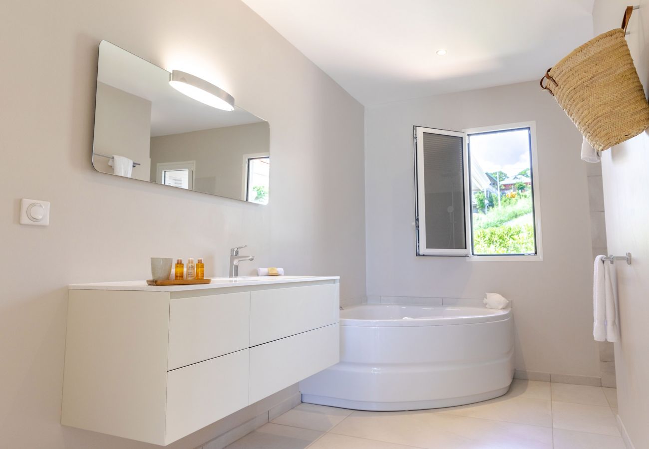 Villa à Le Diamant - Villa Régent - Magnifique villa en front de mer avec piscine privée Villa à Le Diamant - Villa Régent - Magnifique villa en front de mer avec piscine privée